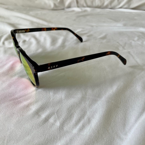 🕶 DIFF pink mirror sunglasses 🕶 - Picture 4 of 7